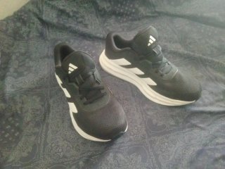 Zapatillas Adidas Negras y Blancas