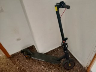 Patinete eléctrico con luz frontal