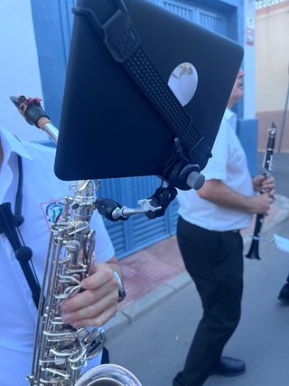 Atril, soporte Móvil/Ebook para Saxofón