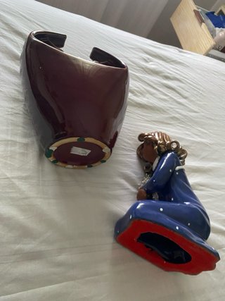 Figura y jarrón de cerámica,