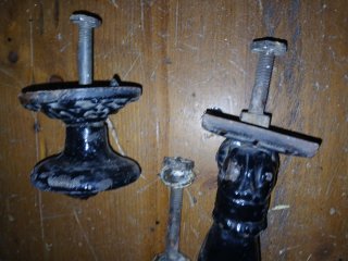 Picaporte antiguo de mano y tiradores