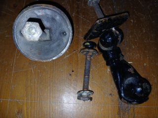 Picaporte antiguo de mano y tiradores