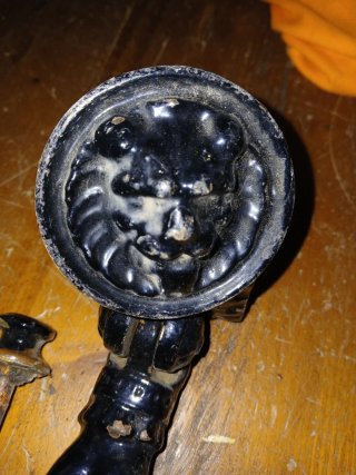 Picaporte antiguo de mano y tiradores
