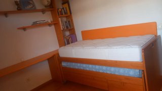 Dormitorio juvenil con encimera y estante
