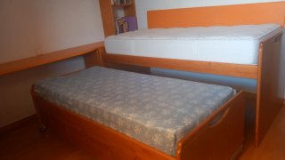 Dormitorio juvenil con encimera y estante