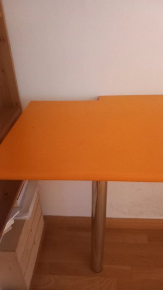 Dormitorio juvenil con encimera y estante