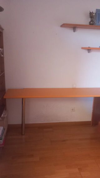 Dormitorio juvenil con encimera y estante