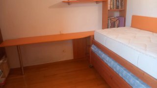Dormitorio juvenil con encimera y estante