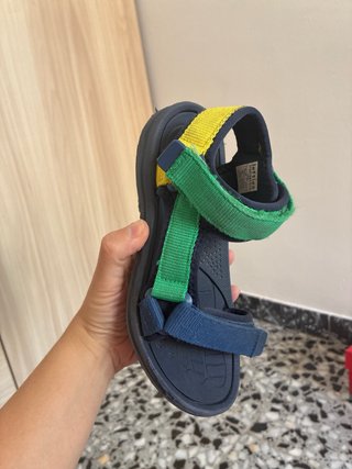 Lote Sandalias y Bambas Talla 32-33 niño 6y7