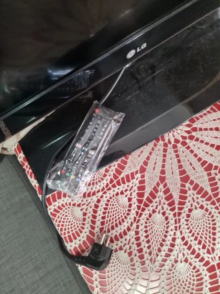 Televisor LG Negro con Mando