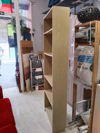 Estantería de madera color beige