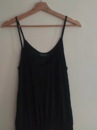 Vestido Topshop negro con falda estampada