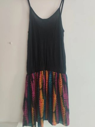Vestido Topshop negro con falda estampada