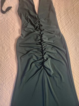 Vestido largo verde botella fruncido y escote halt