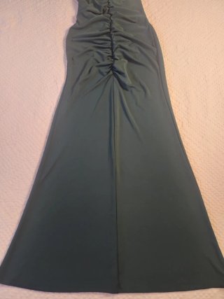 Vestido largo verde botella fruncido y escote halt
