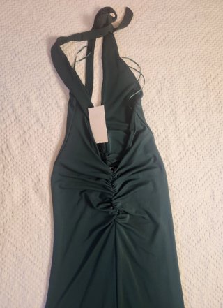 Vestido largo verde botella fruncido y escote halt