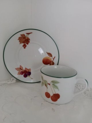 Taza y platillo de porcelana inglesa
