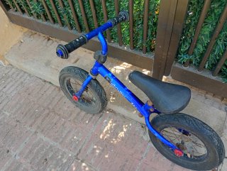Bicicleta sin pedales azul