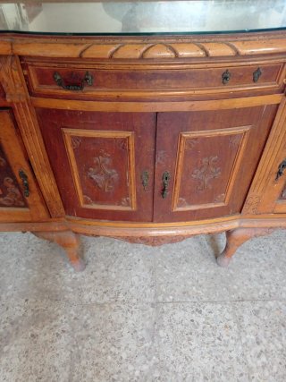 Aparador de madera clásico con espejo