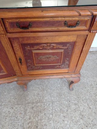 Aparador de madera clásico con espejo