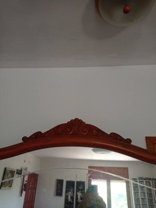 Aparador de madera clásico con espejo