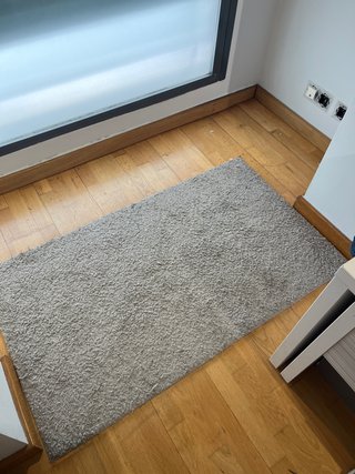 Alfombra rectangular gris de tela