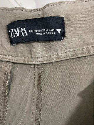 Pantalón Zara fluido verde oliva Talla XS