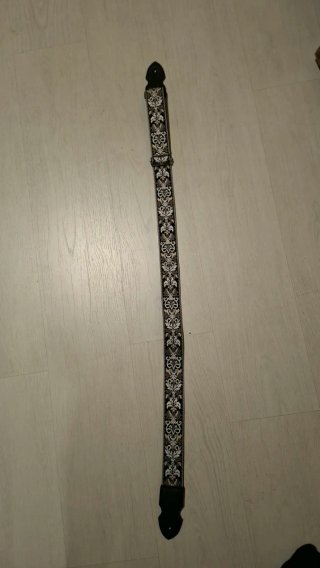 Correa de guitarra negra con diseño