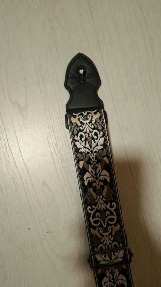 Correa de guitarra negra con diseño