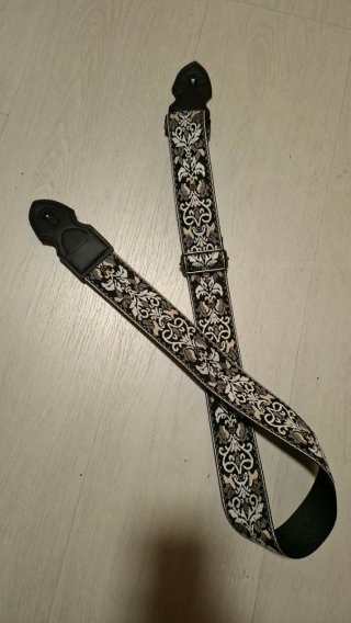 Correa de guitarra negra con diseño