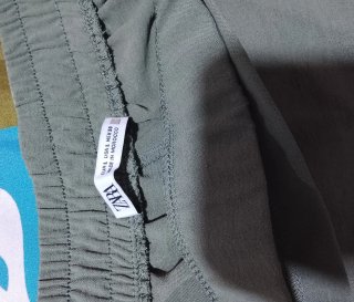 Pantalón ancho tipo falda color verde oliva
