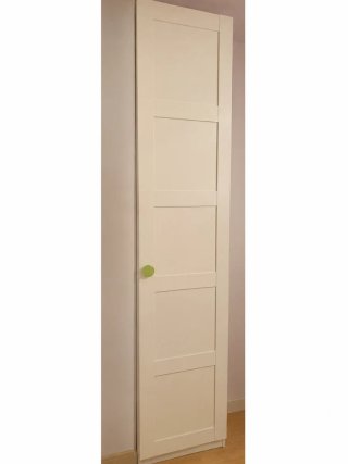 Armario blanco con tirador verde