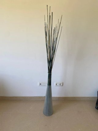 Jarrón alto con ramas decorativas