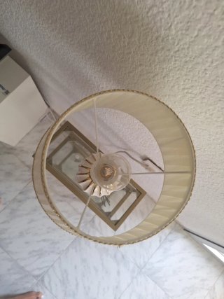 Lámpara de mesa clásica con pantalla de tela, pie
