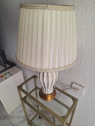 Lámpara de mesa clásica con pantalla de tela, pie