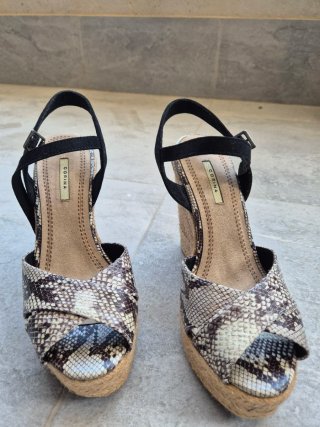 Sandalias cuña Corina piel serpiente