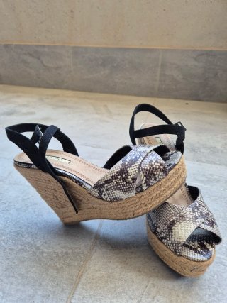 Sandalias cuña Corina piel serpiente