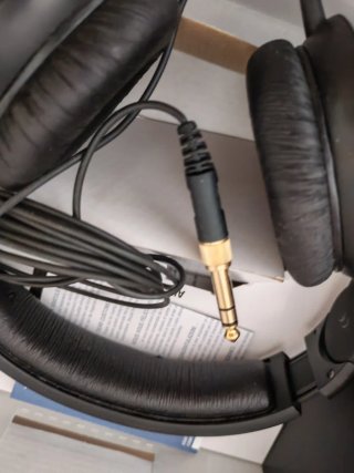 Auriculares AKG negros sin usar