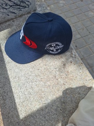Gorra azul con logo multicolor