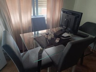 Mesa cristal y 3 sillas comedor