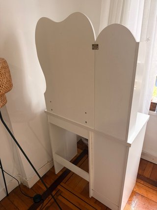 Tocador blanco con espejo corazón