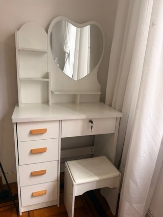 Tocador blanco con espejo corazón