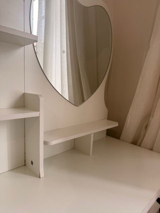 Tocador blanco con espejo corazón