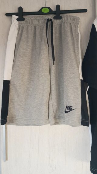 Conjunto deportivo gris y blanco
