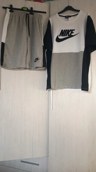 Conjunto deportivo gris y blanco