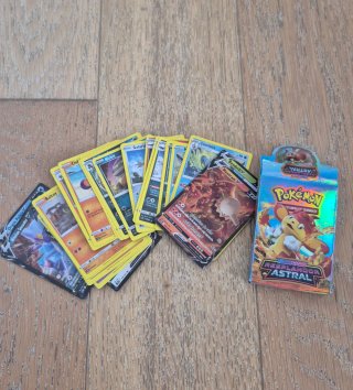 Cartas y Pegatinas Pokémon