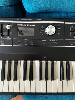 Teclado Roland VR-730 (con funda)