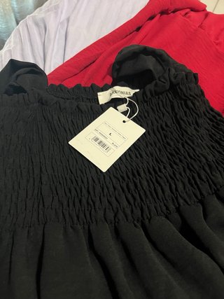 Vestido negro con volantes