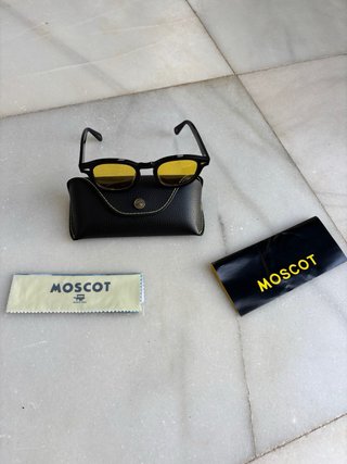 Gafas de sol Moscot negras y amarillas