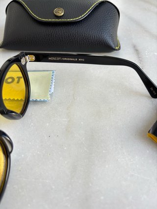 Gafas de sol Moscot negras y amarillas